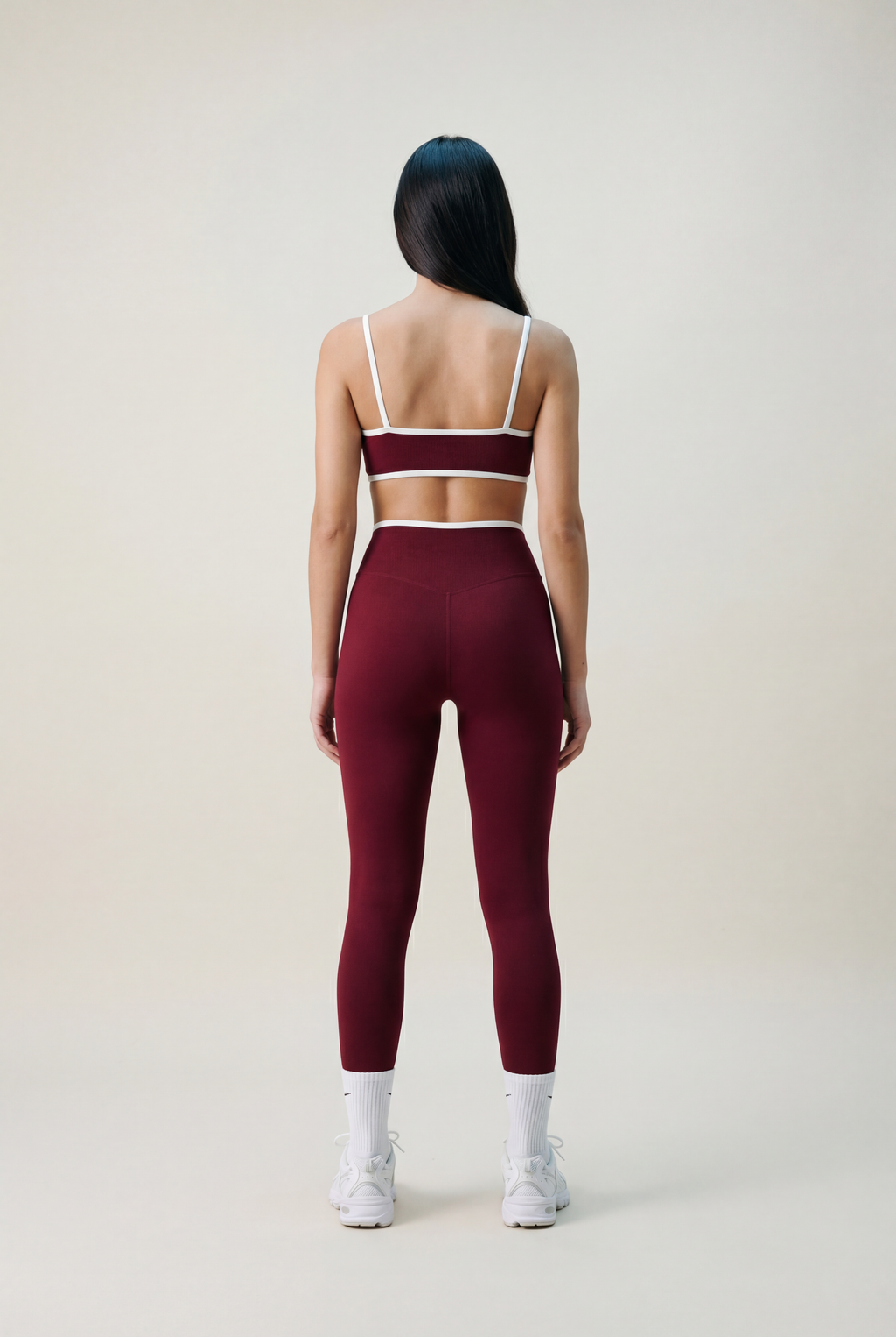 Ayrawer Dynamic Set Bordeaux featuring a stylish bordeaux color with intricate design details on the back.